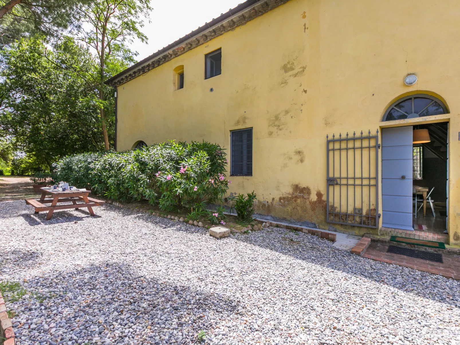 Legno-Outside