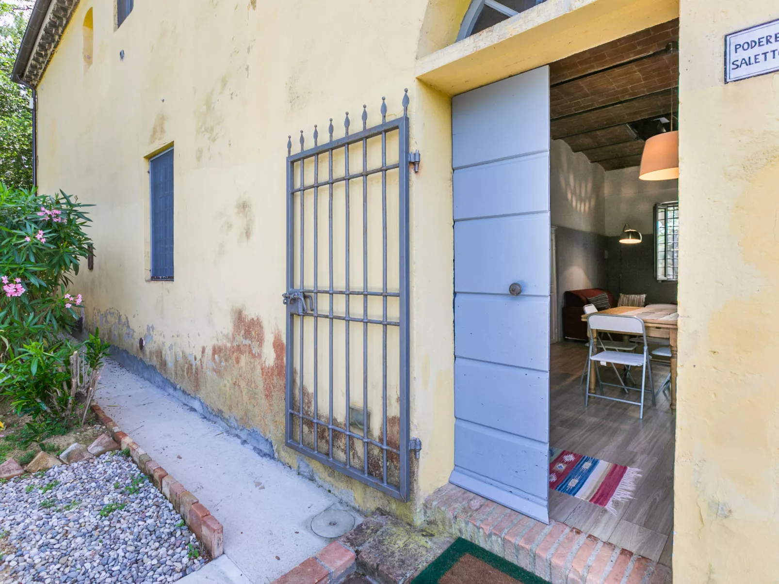 Legno-Outside