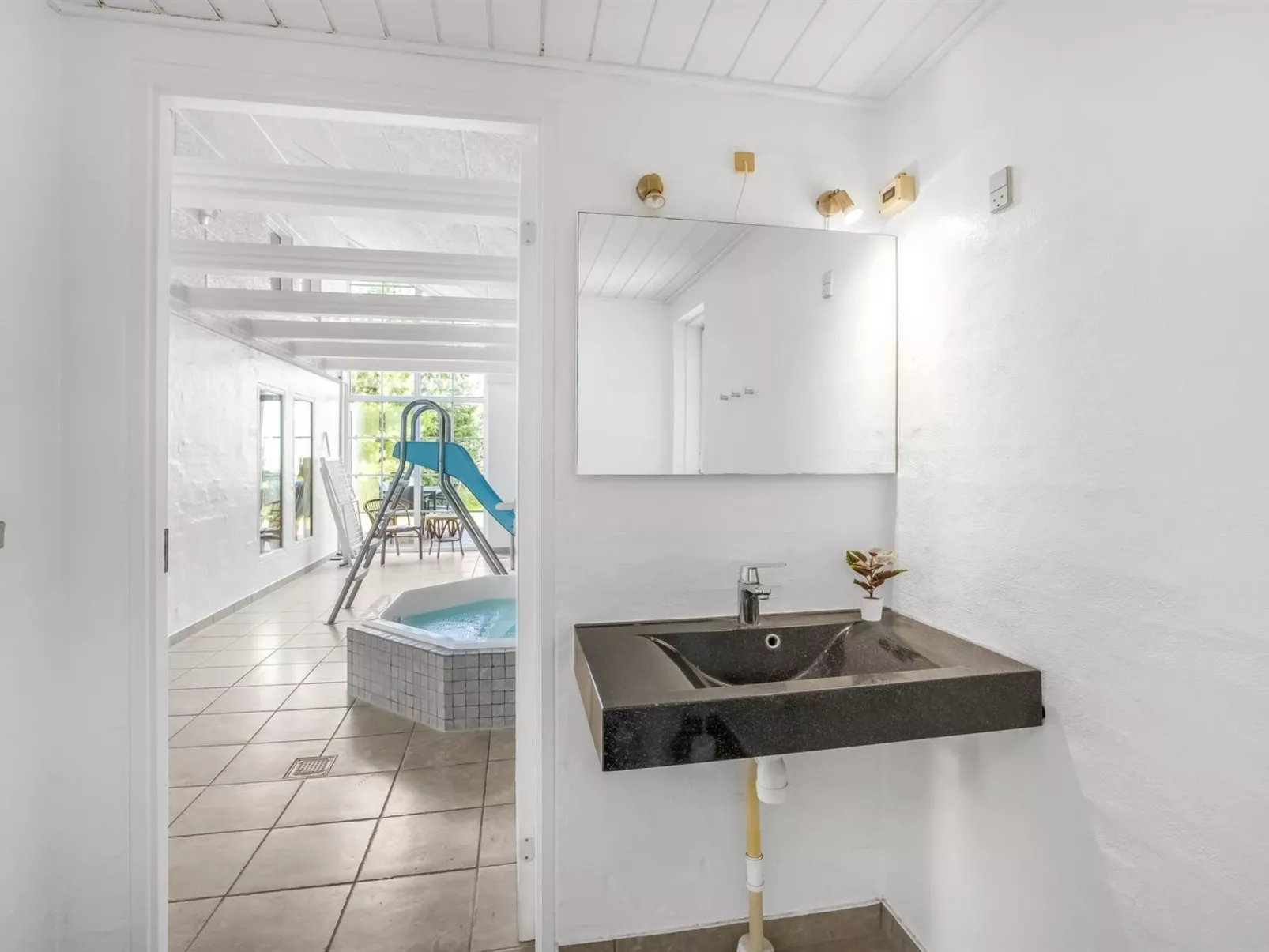 "Joseline" - 1.8km from the sea-Inside