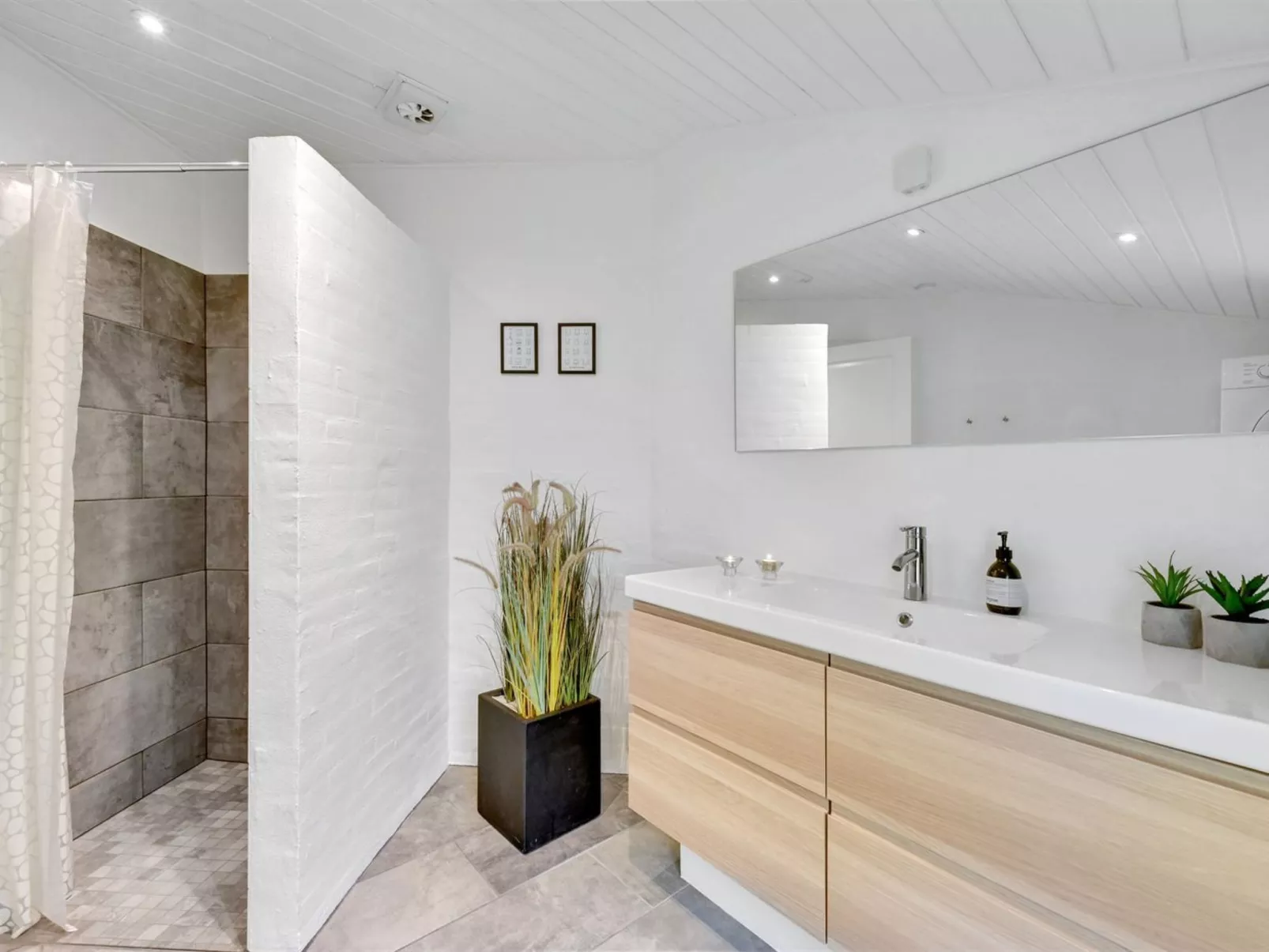 "Liviana" -  from the sea-Drinnen