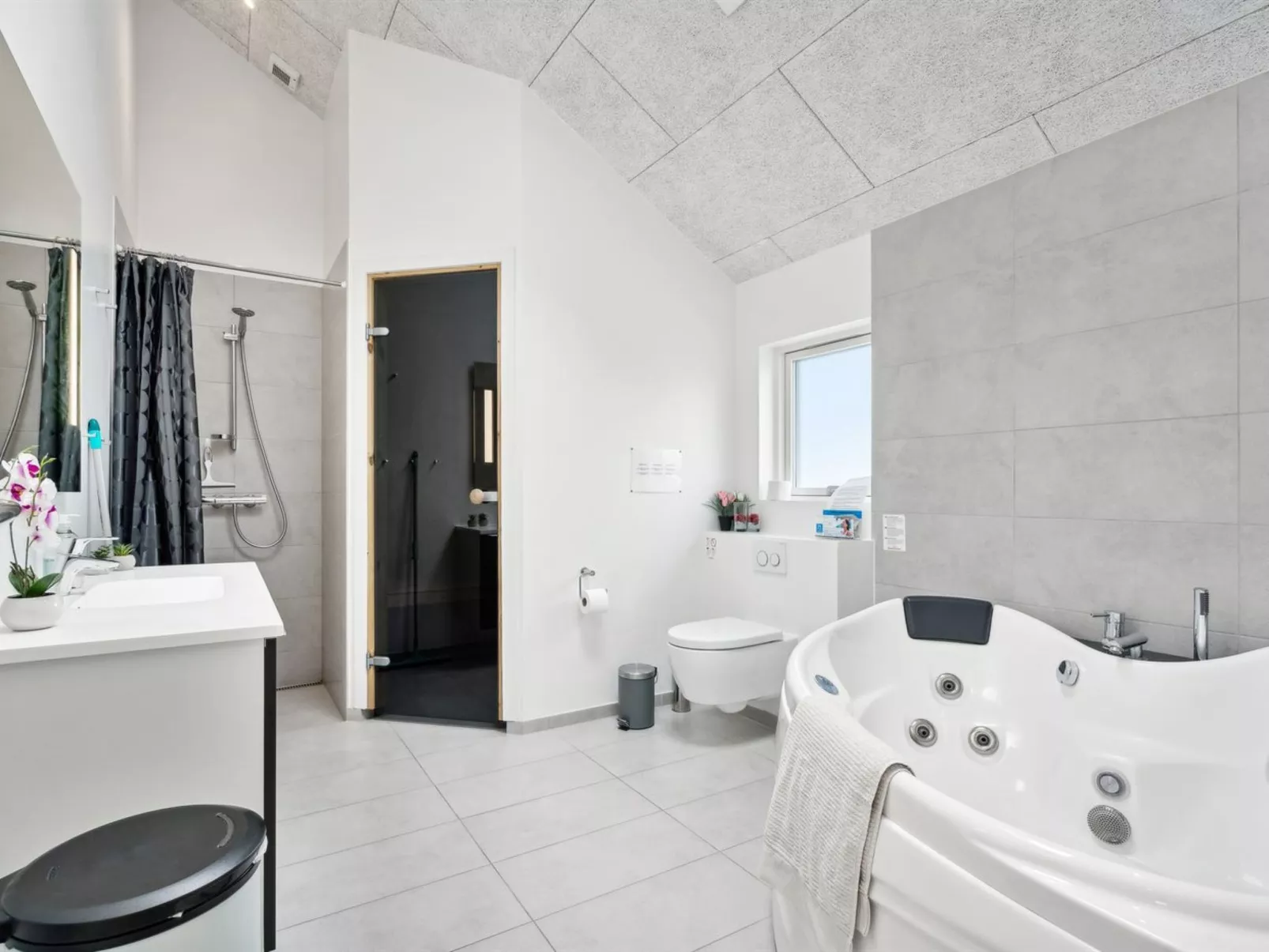 "Amai" - 4.5km from the sea-Inside