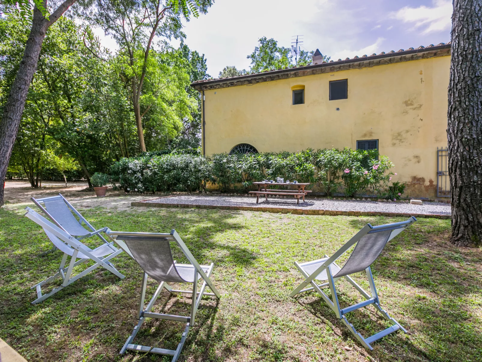Legno-Outside