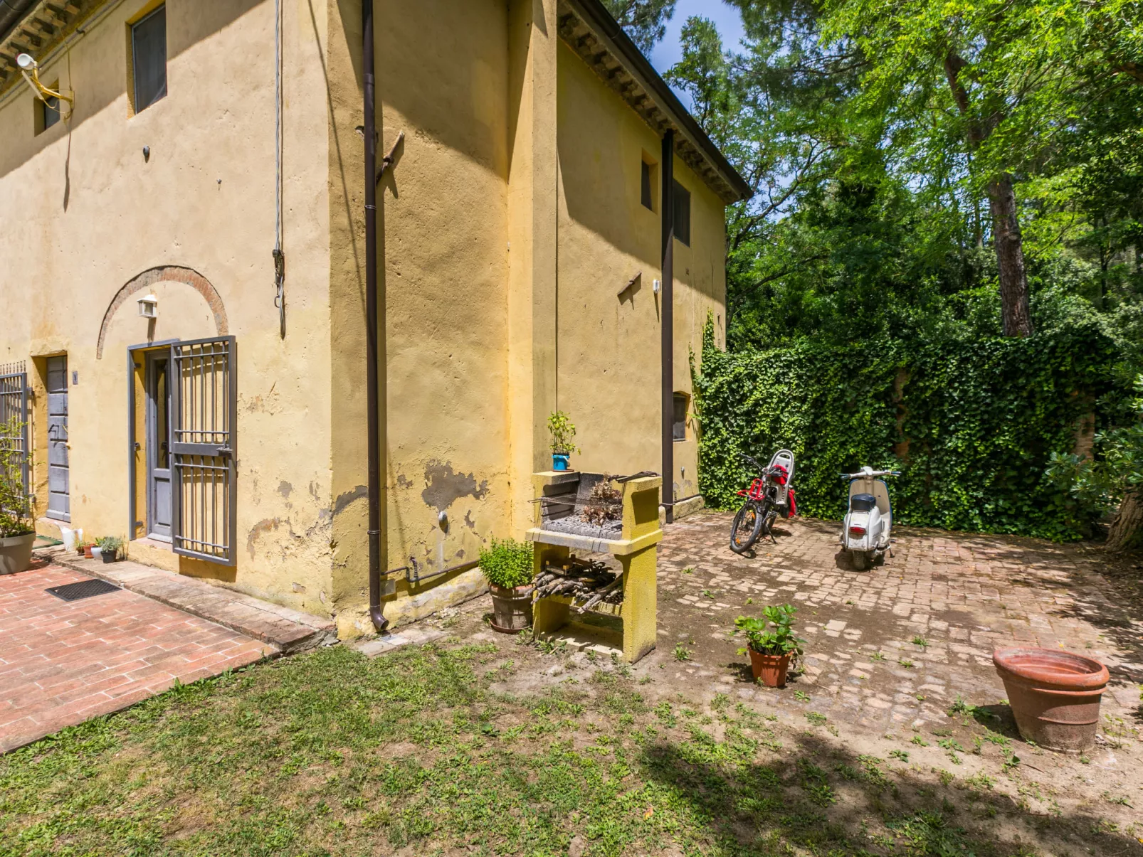 Legno-Outside