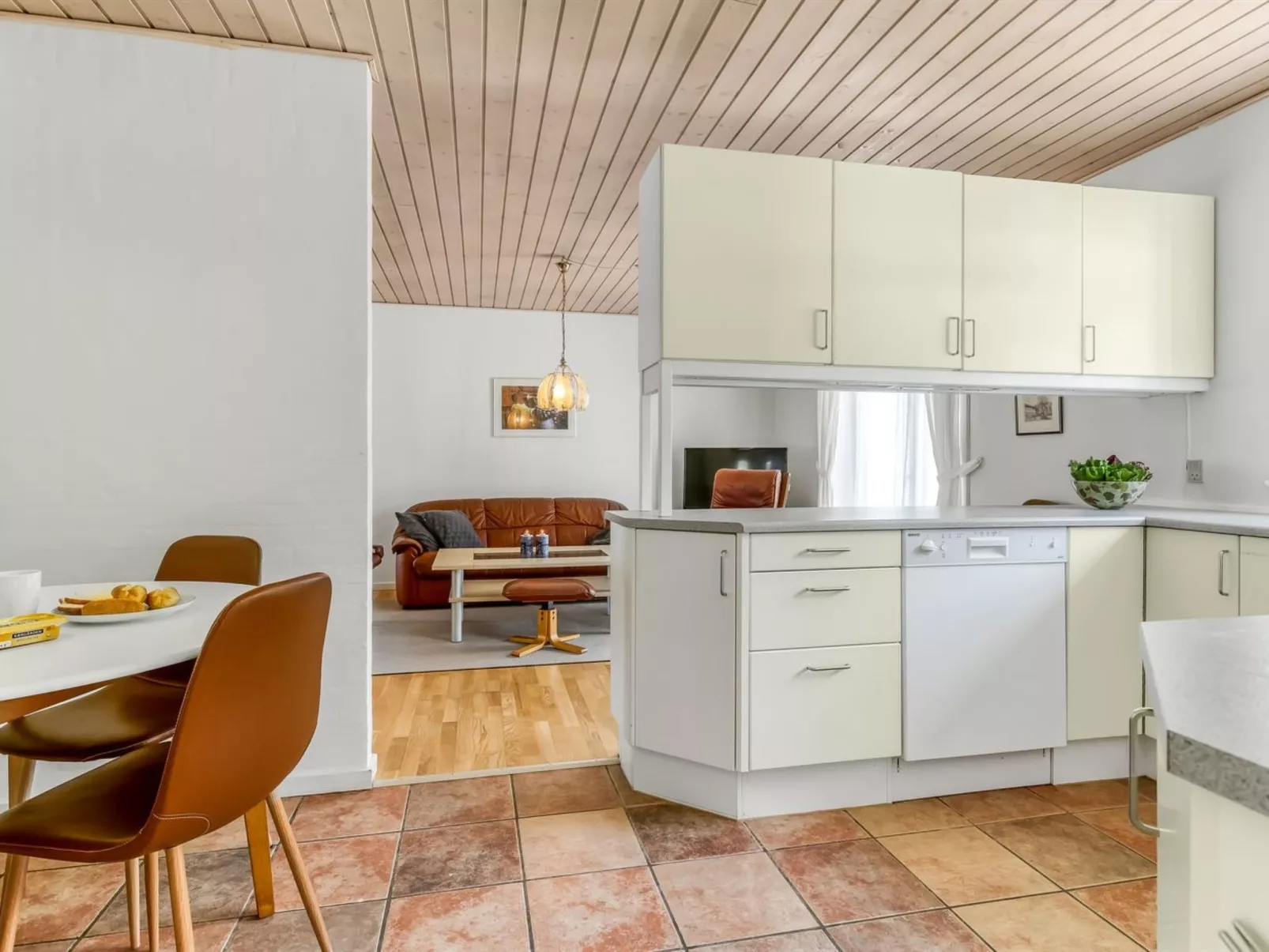 "Gilbert" - 500m from the sea-Drinnen