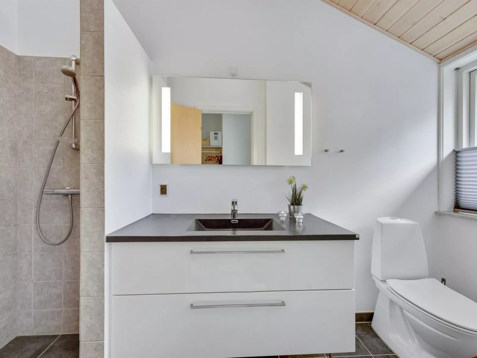 "Tjorven" - 250m to the fjord-Drinnen