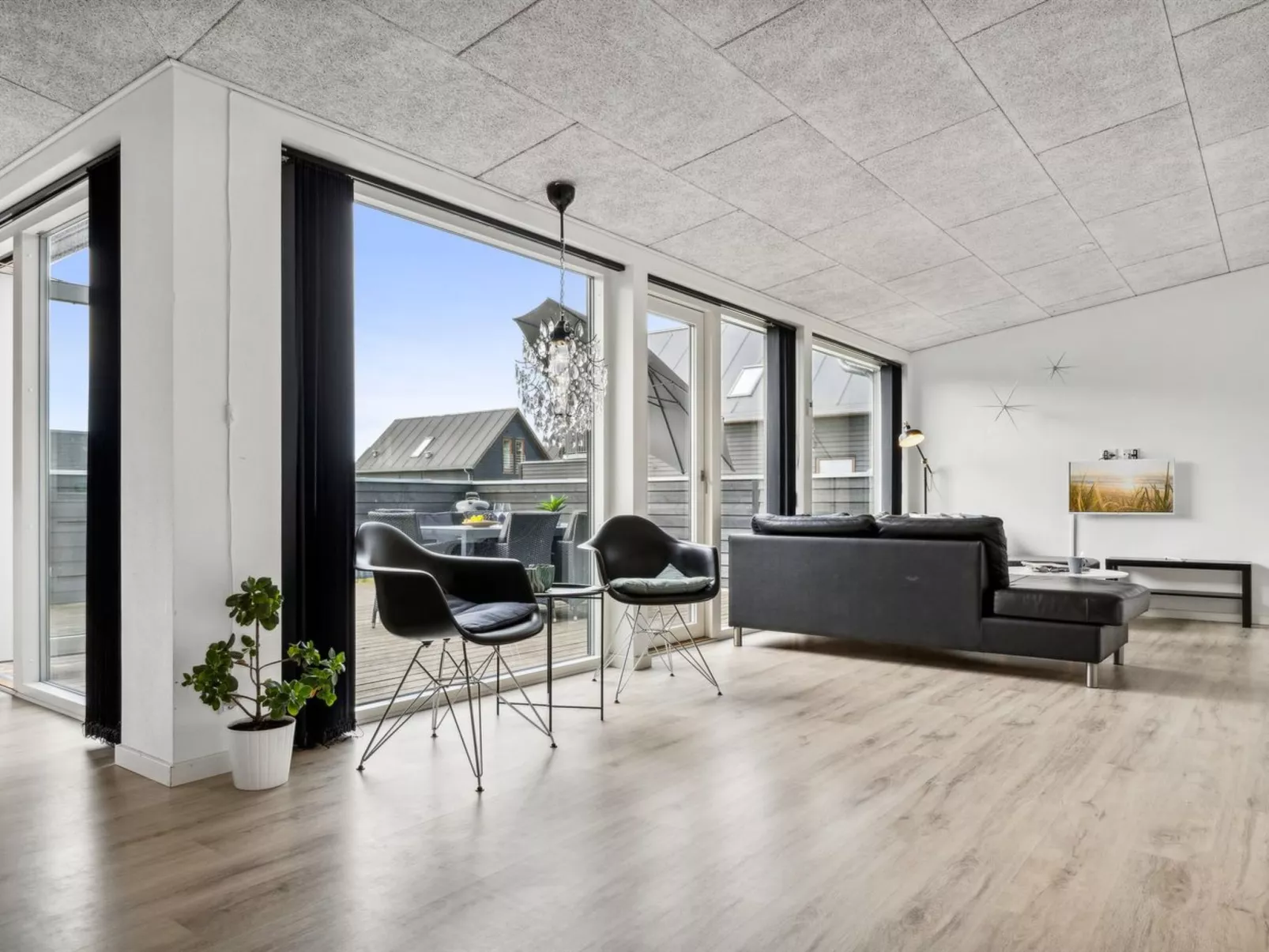 "Ingebrit" - 1.4km from the sea-Drinnen