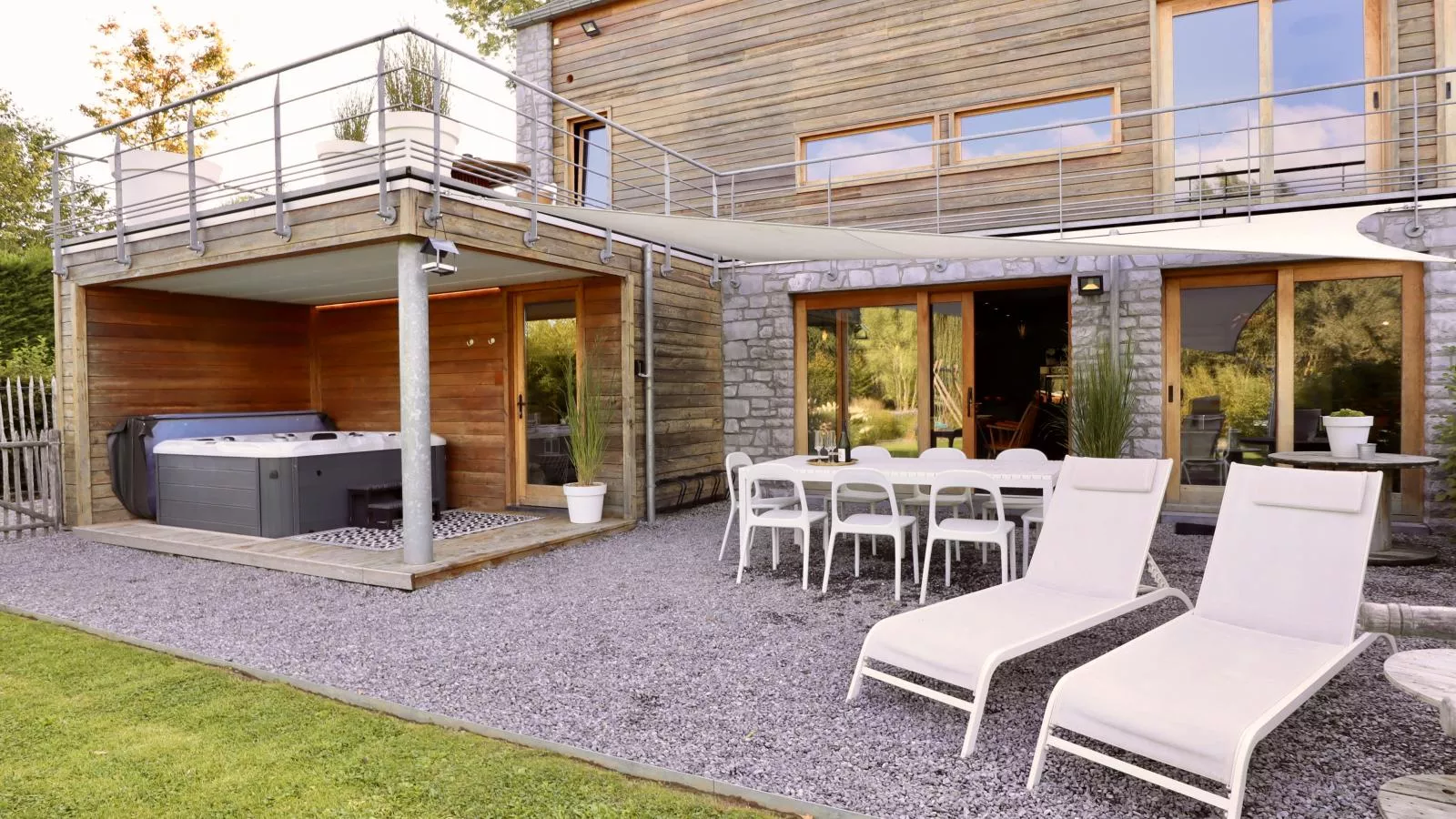 Loheré-Exterior in summer