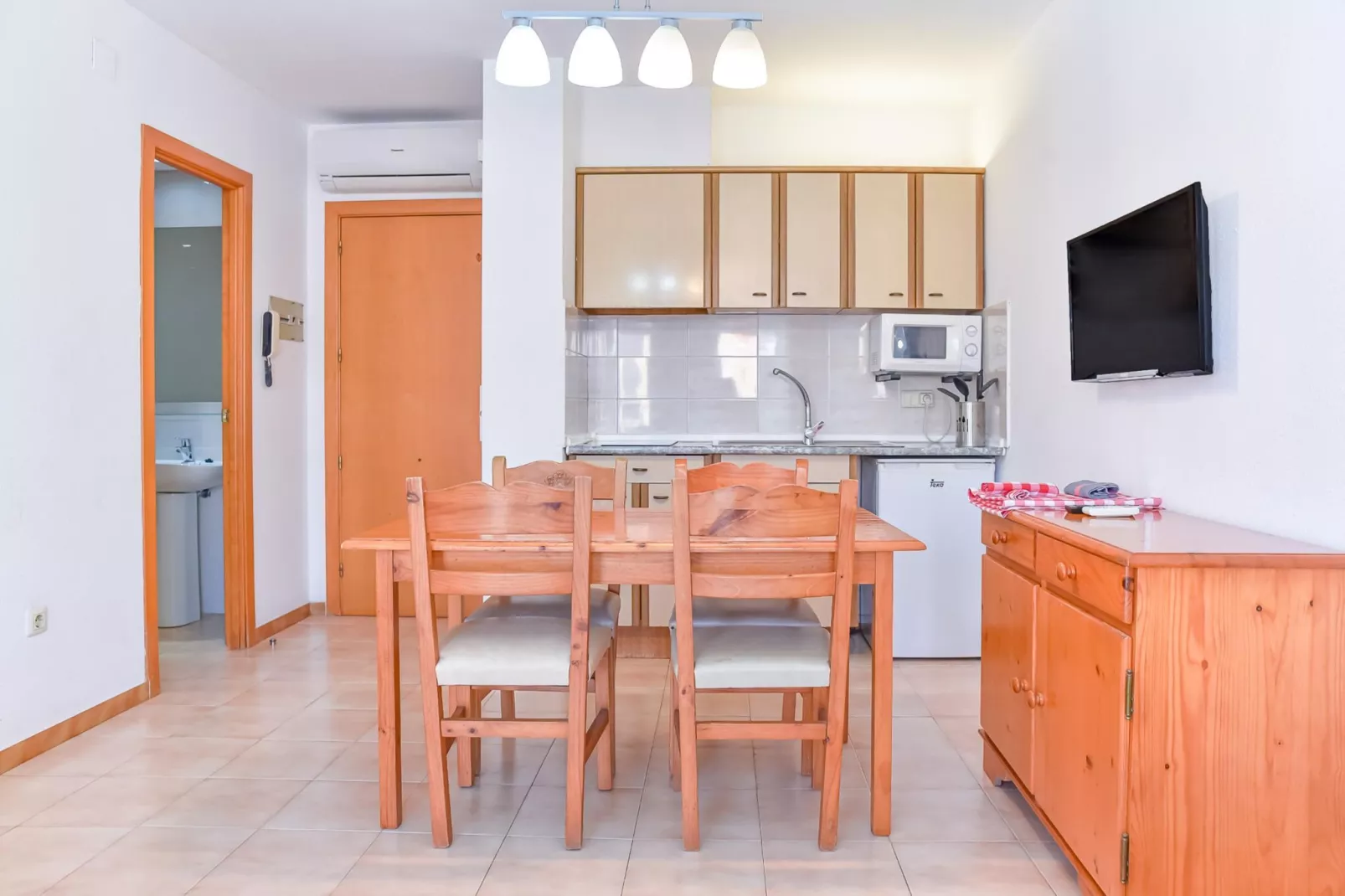 APARTAMENTOS COMTE D'EMPURIES C46-Dining room