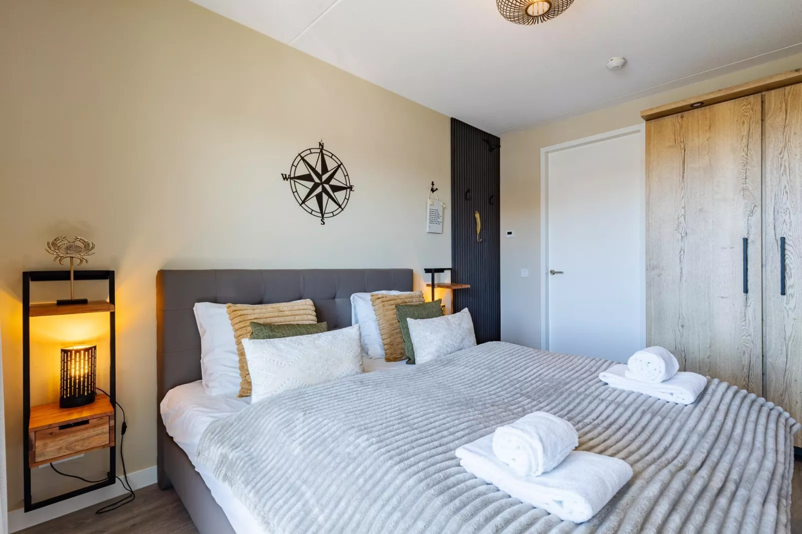 Luxe appartement Vista Maris 'Somaris' - Havenweg 8-50  Sint-Annaland-Schlafzimmer