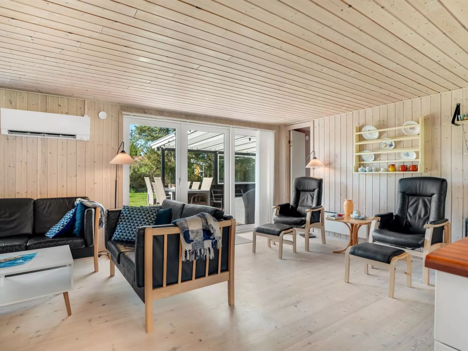 "Rajna" - 500m to the fjord-Drinnen