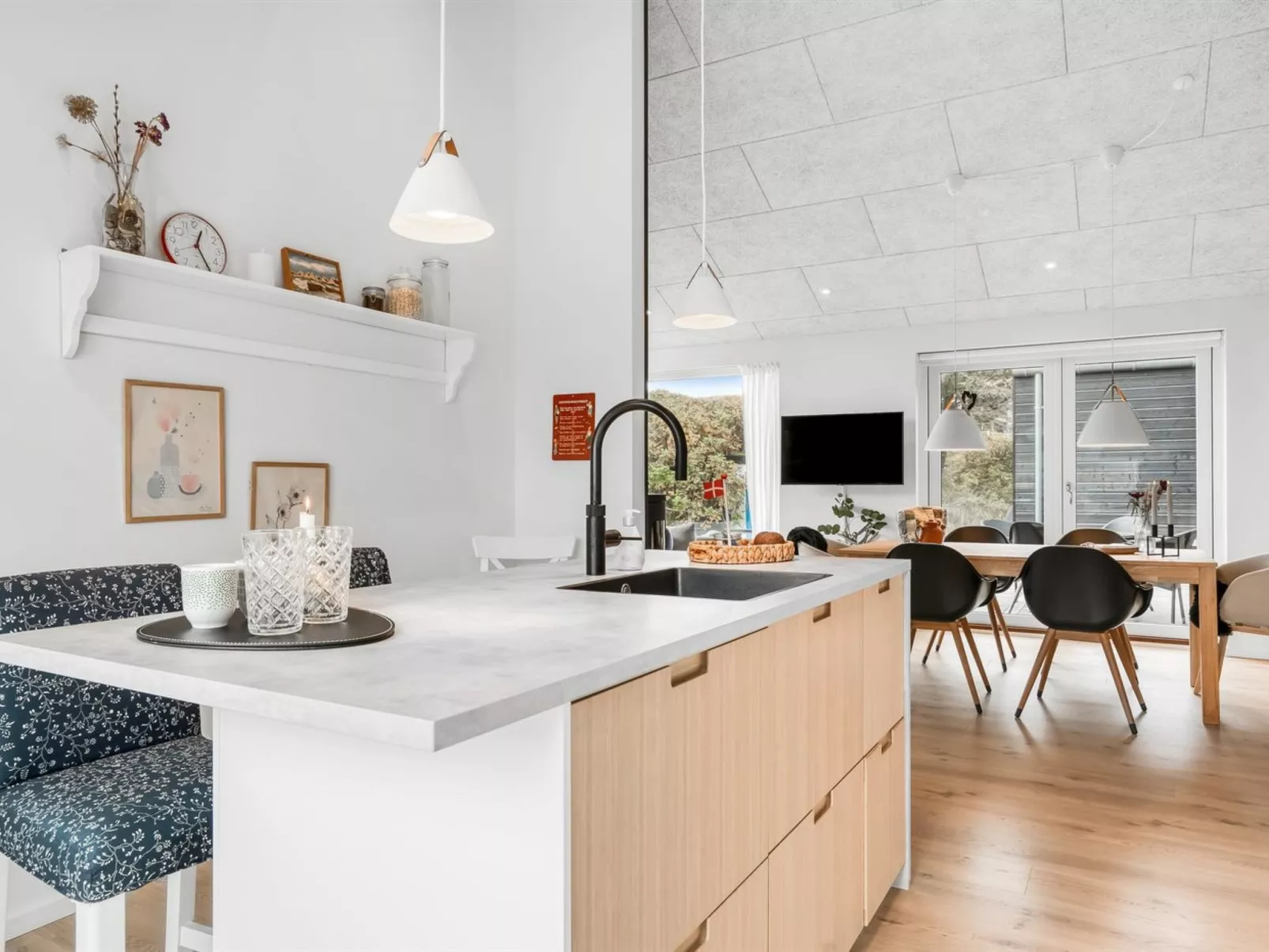 "Thorfin" - 300m from the sea-Inside