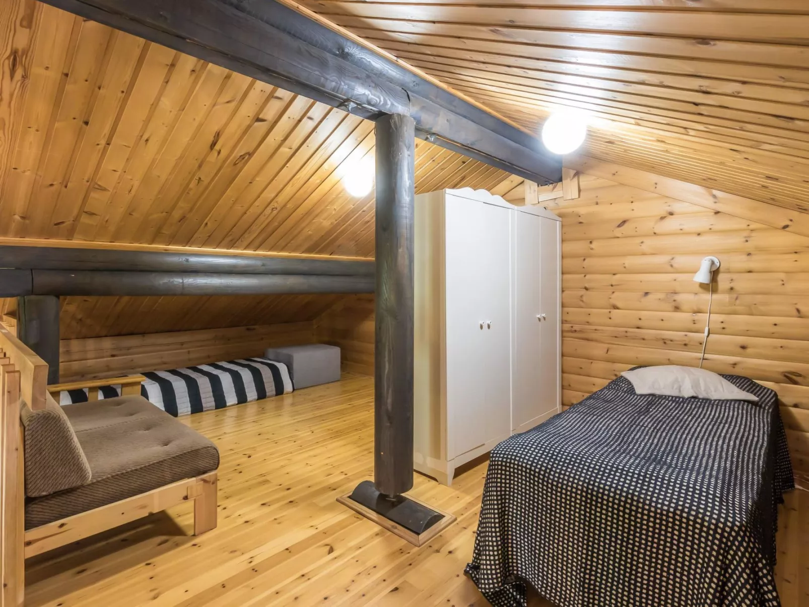 Mötönpesä 2-Drinnen