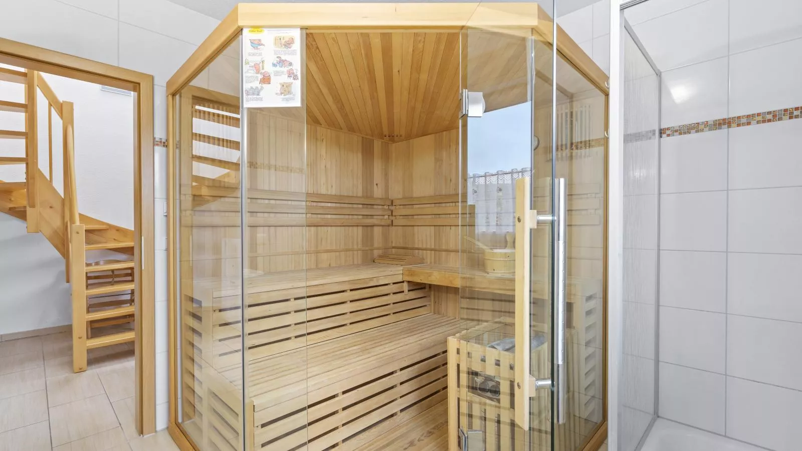 Stranddistel links mit Sauna-Sauna