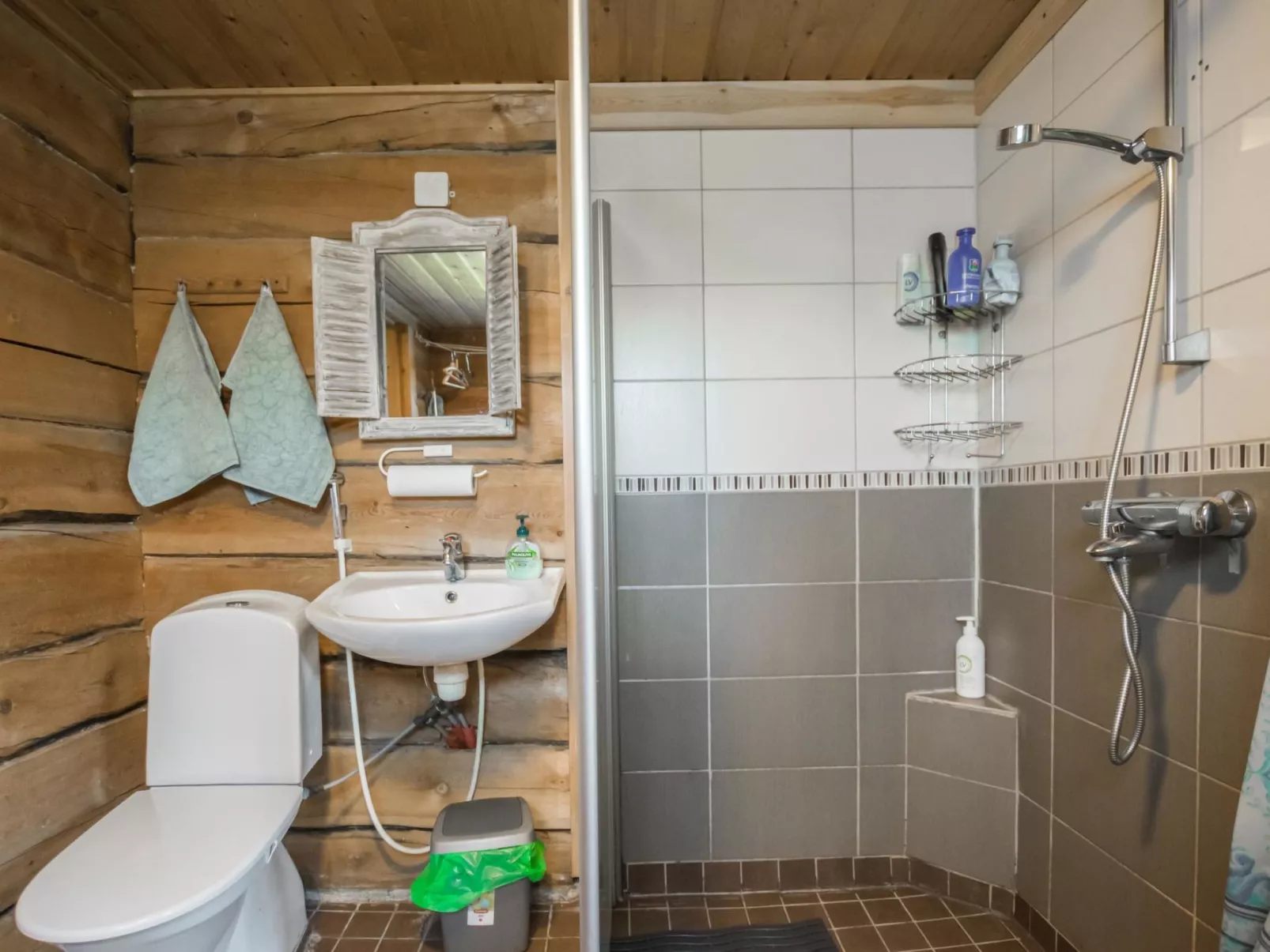 Karjalan kelohuvila-Drinnen