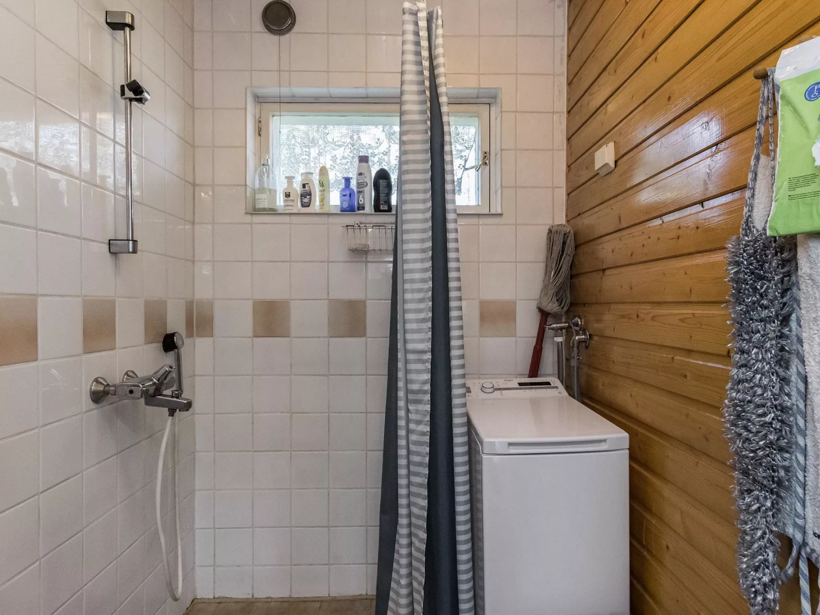 Mäkelän vierastalo-Drinnen