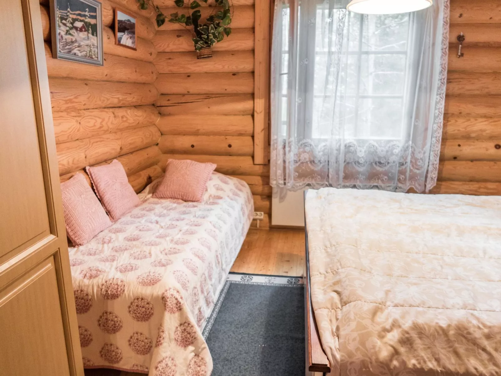 Huotarin mökki-Inside