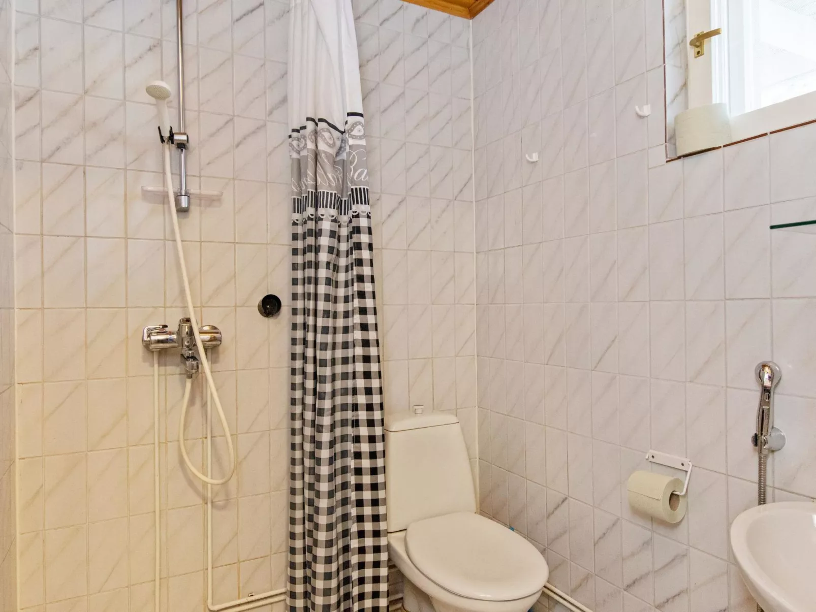 Hallantytär a2 paritalo-Drinnen