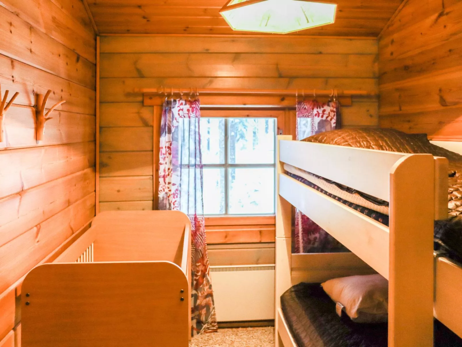 Hyrynpirtti mökki-Dedans