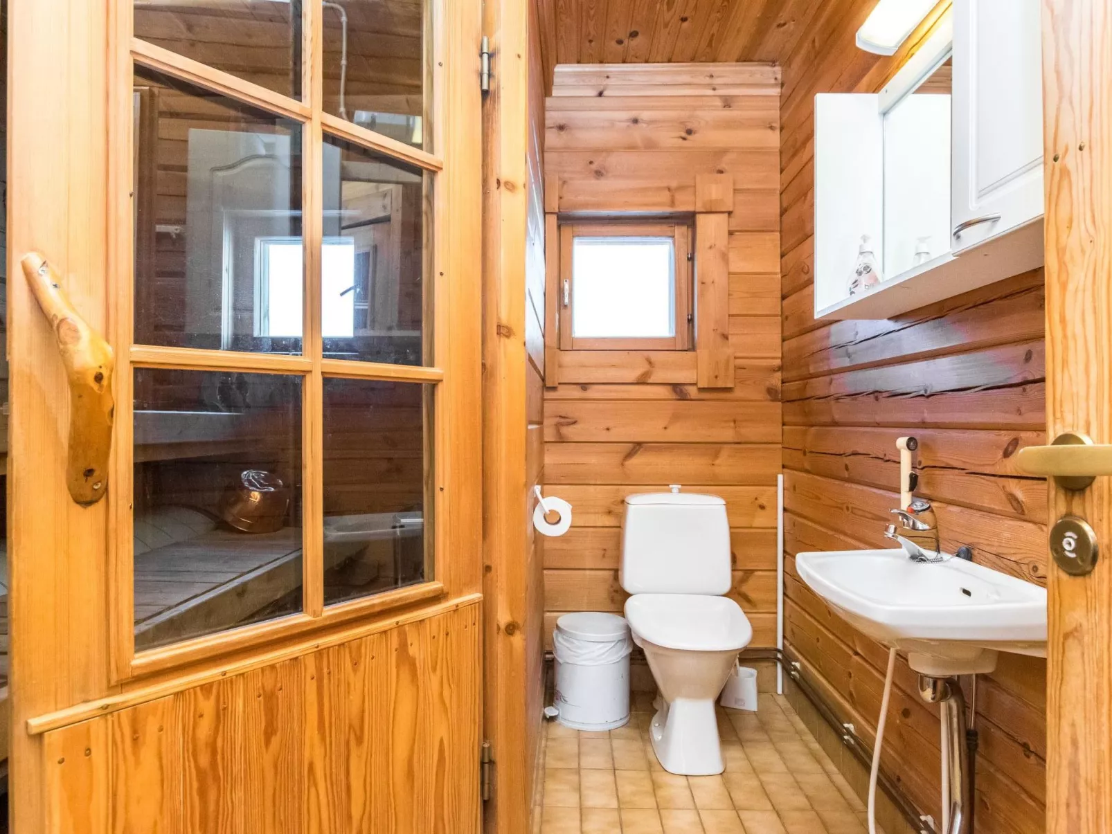 Ukkoloma b paritalo-Drinnen