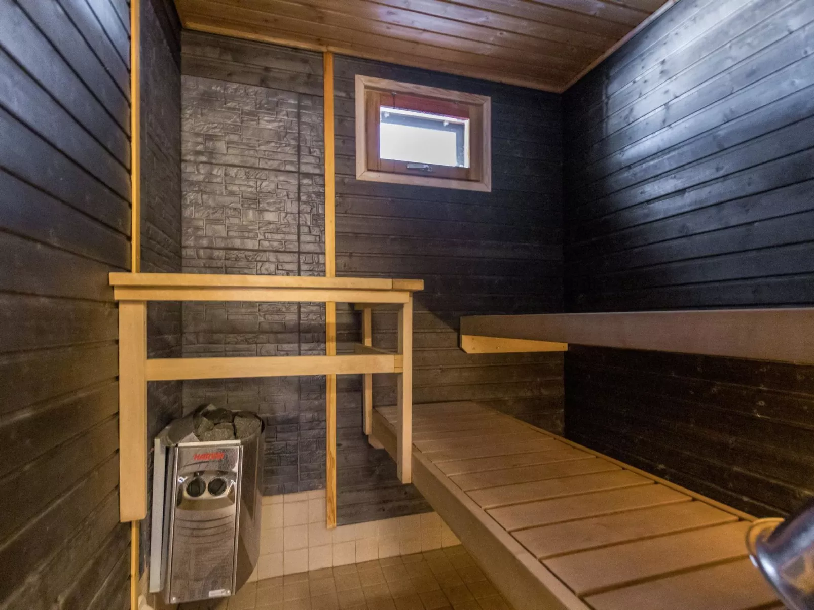 Hallan karhu b, paritalo-Inside