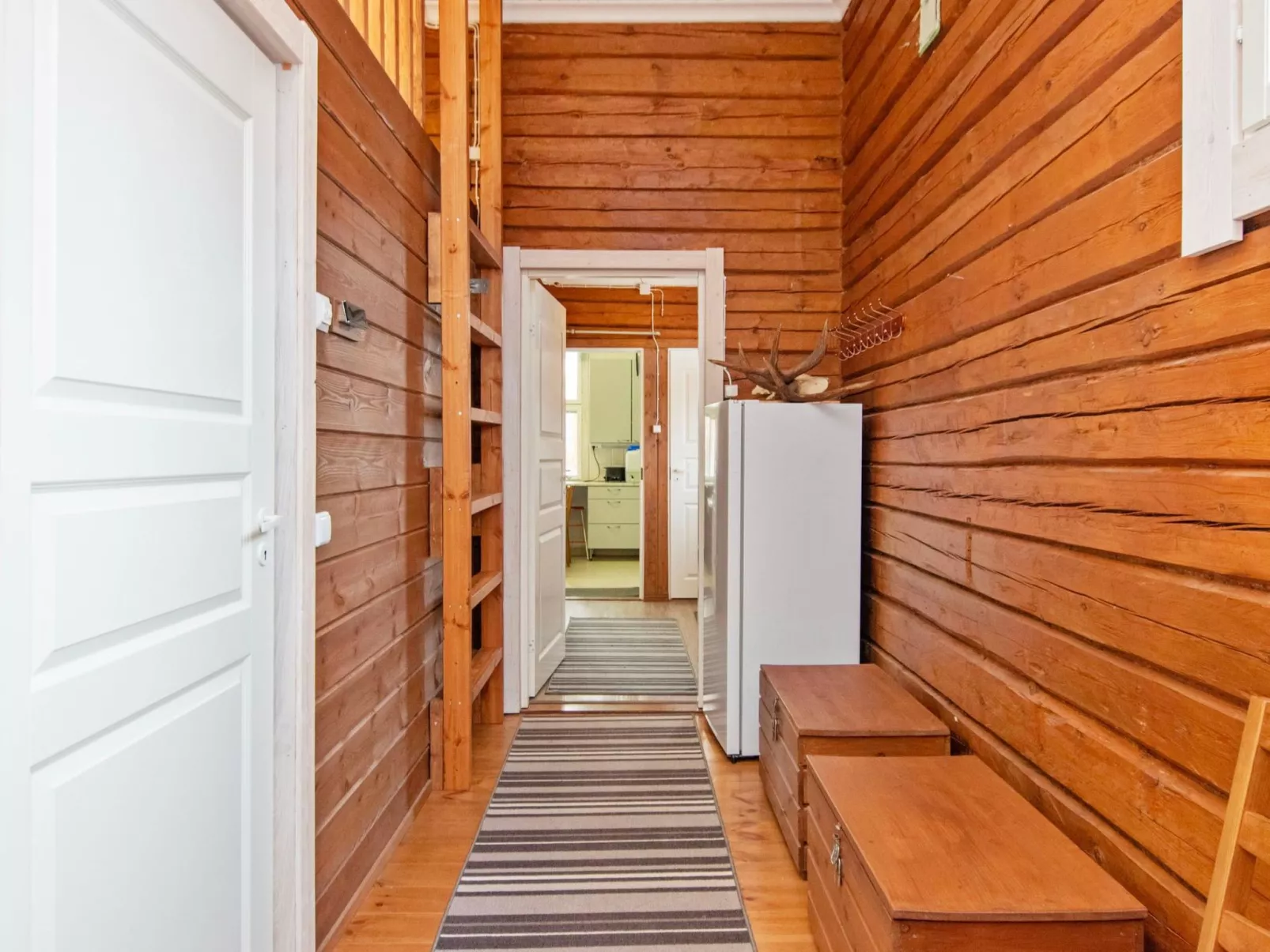 Kaislajärven huvila-Drinnen