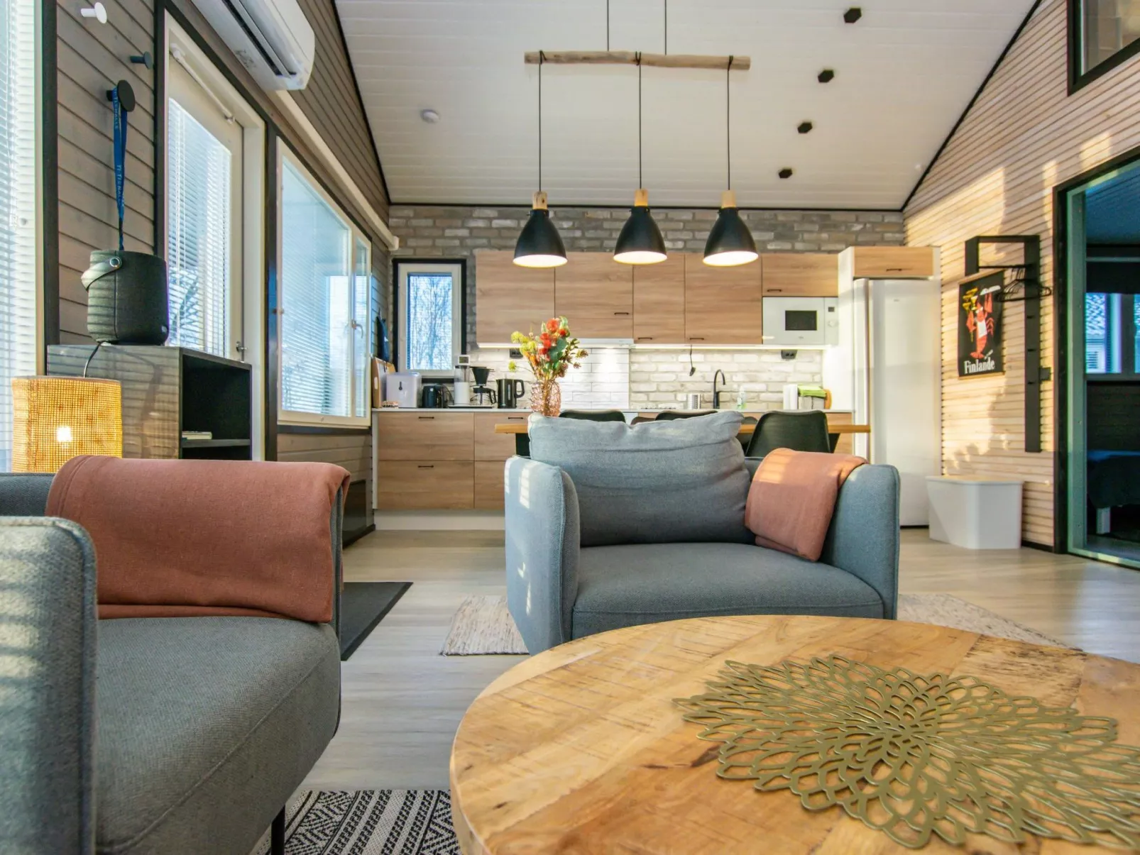 Aurinkopaikka-Dedans