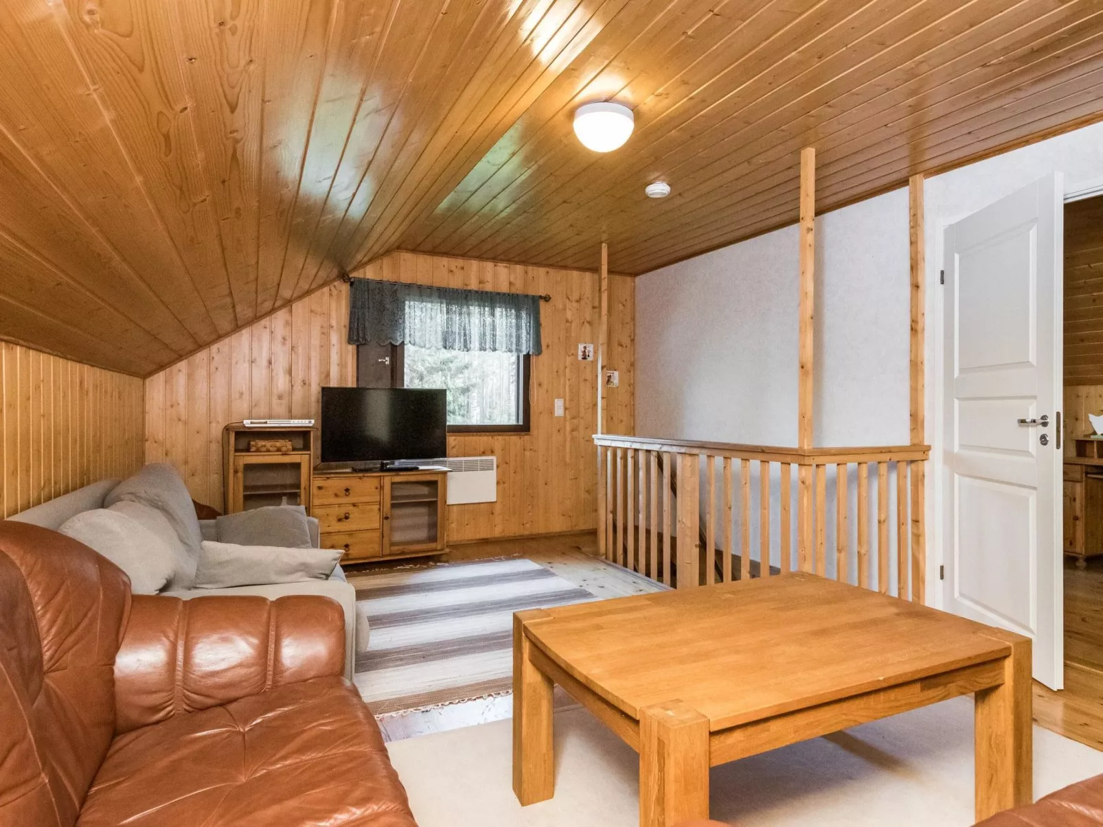 Aurinkopaikka-Dedans