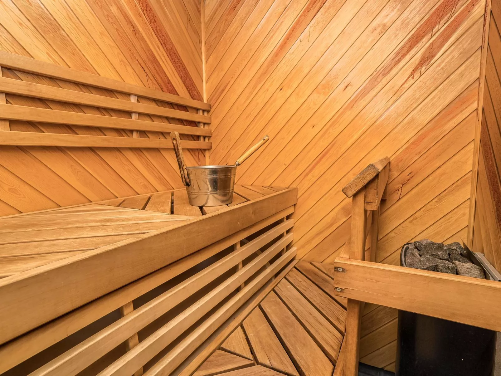 Kinostupa 2a (18)-Drinnen