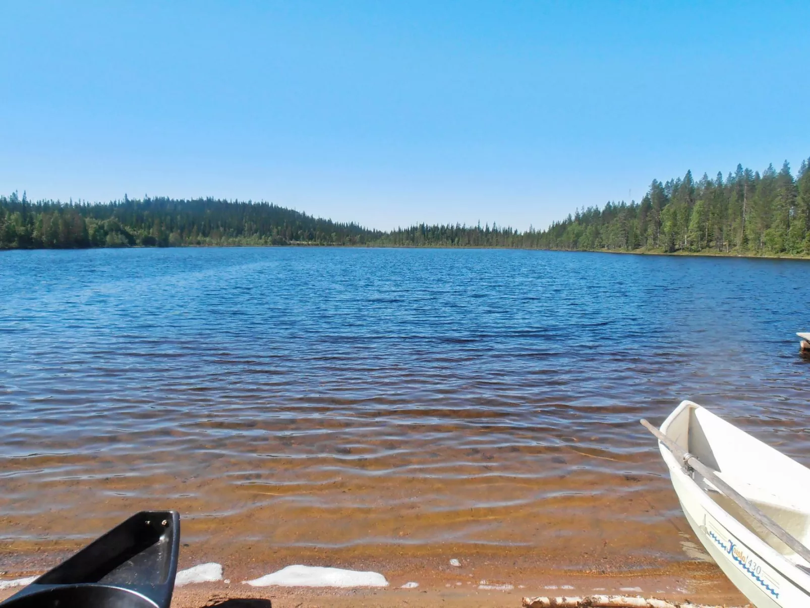 Mustalampi 5 satakieli-Dedans