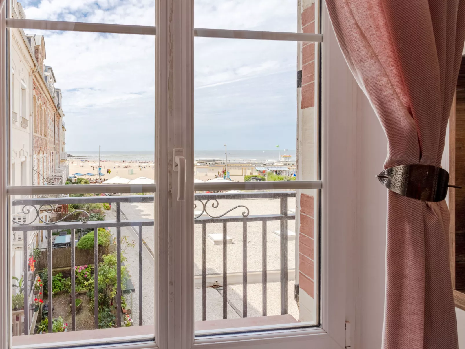 L'hôtel de Paris-Outside