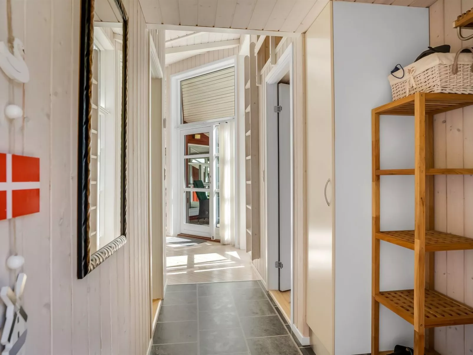 "Atti" - 500m to the fjord-Drinnen