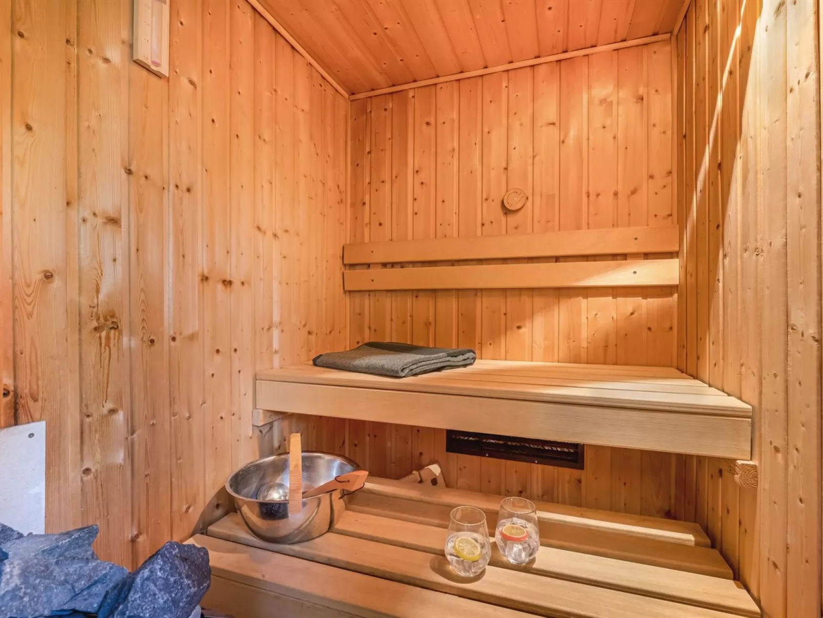 "Mina" - 600m to the fjord-Drinnen