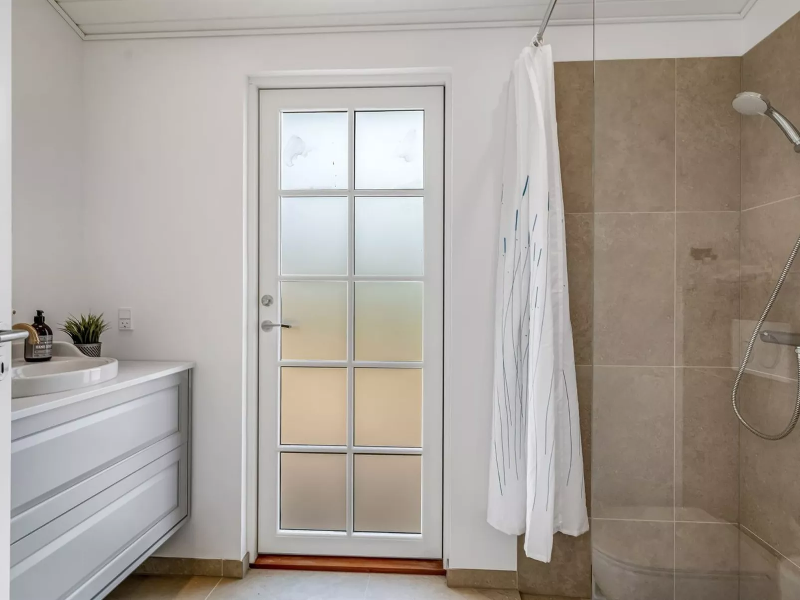 "Thine" - 250m from the sea-Dedans