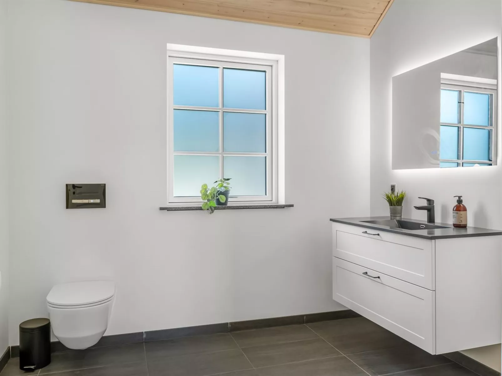 "Osa" -  from the sea-Drinnen