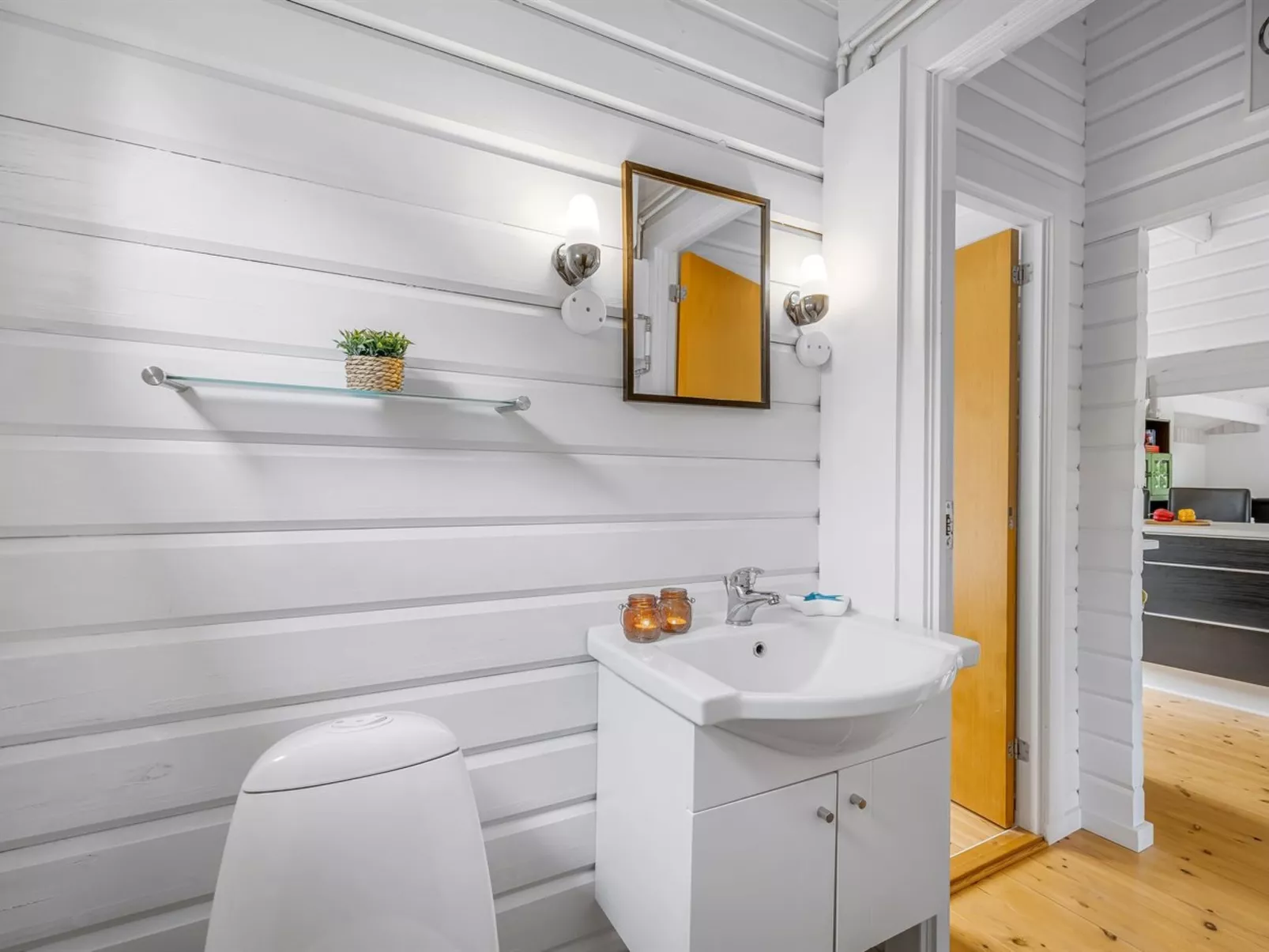 "Blesse" - 500m to the fjord-Drinnen