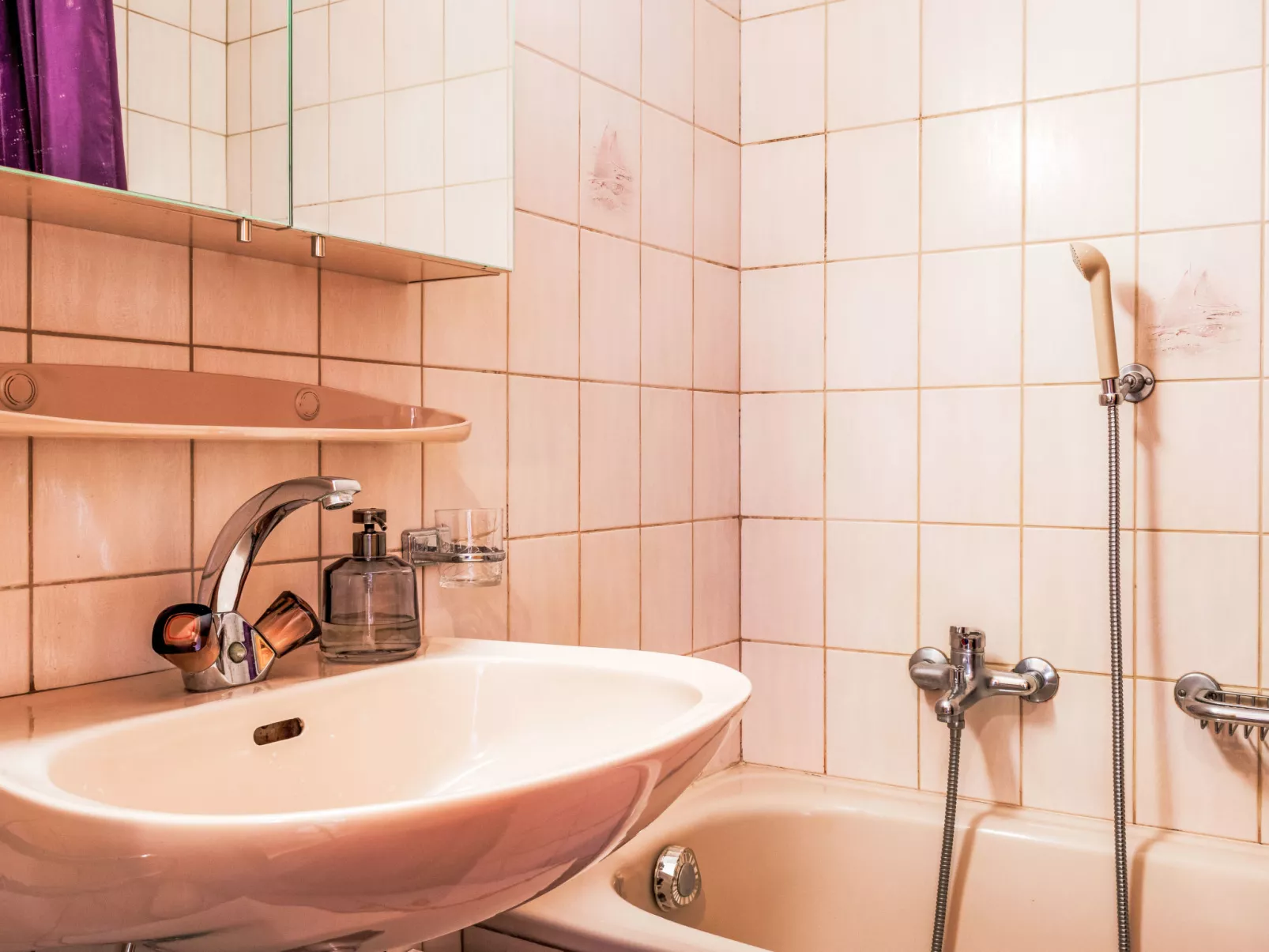 Ambassador 1/6-Dedans