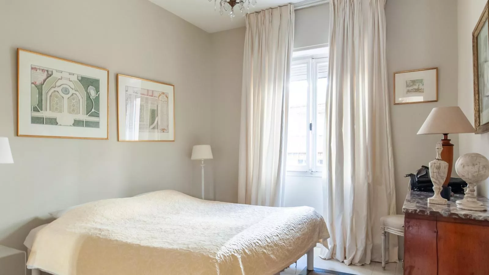 Chez Gabrielle-Bedroom