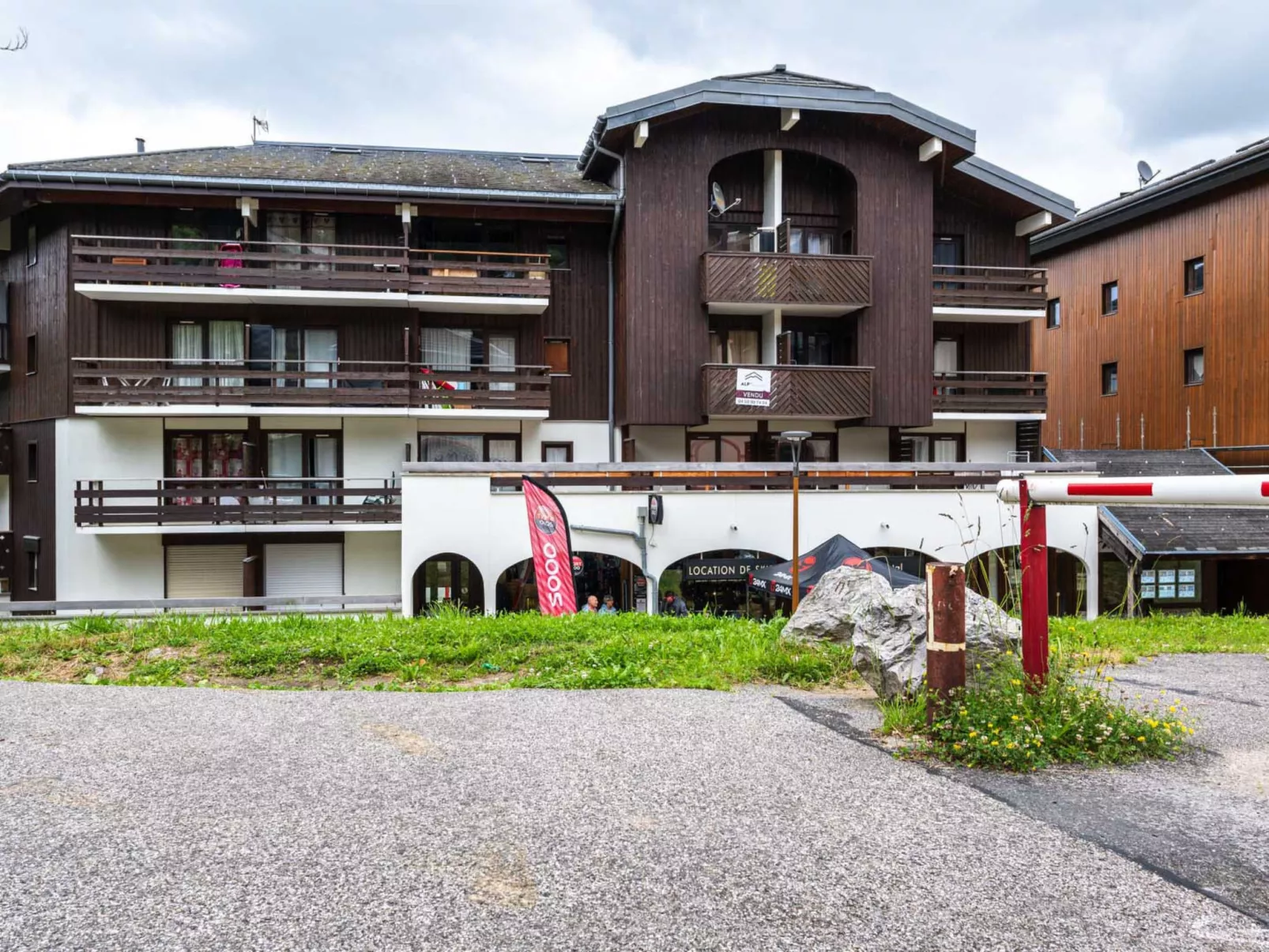 P. LES ESSERTS-Outside