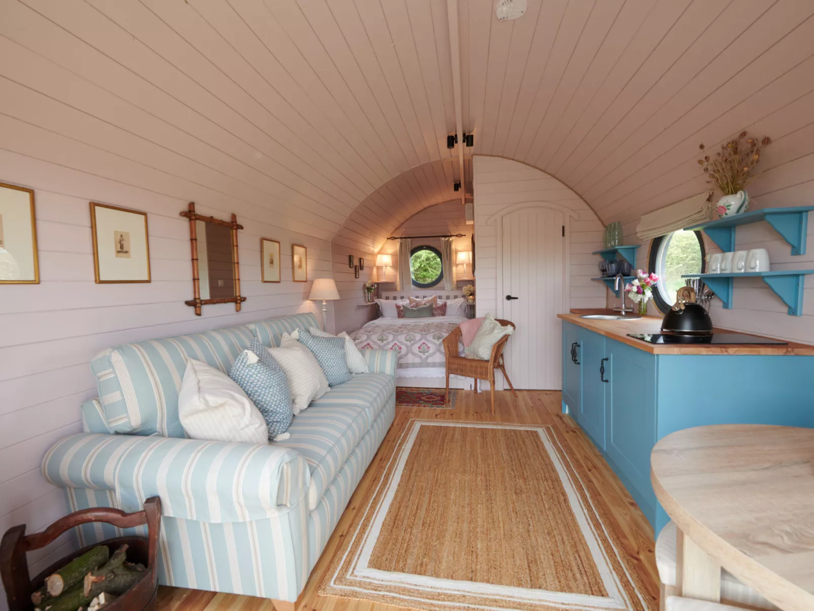 The Cornflower-Dedans