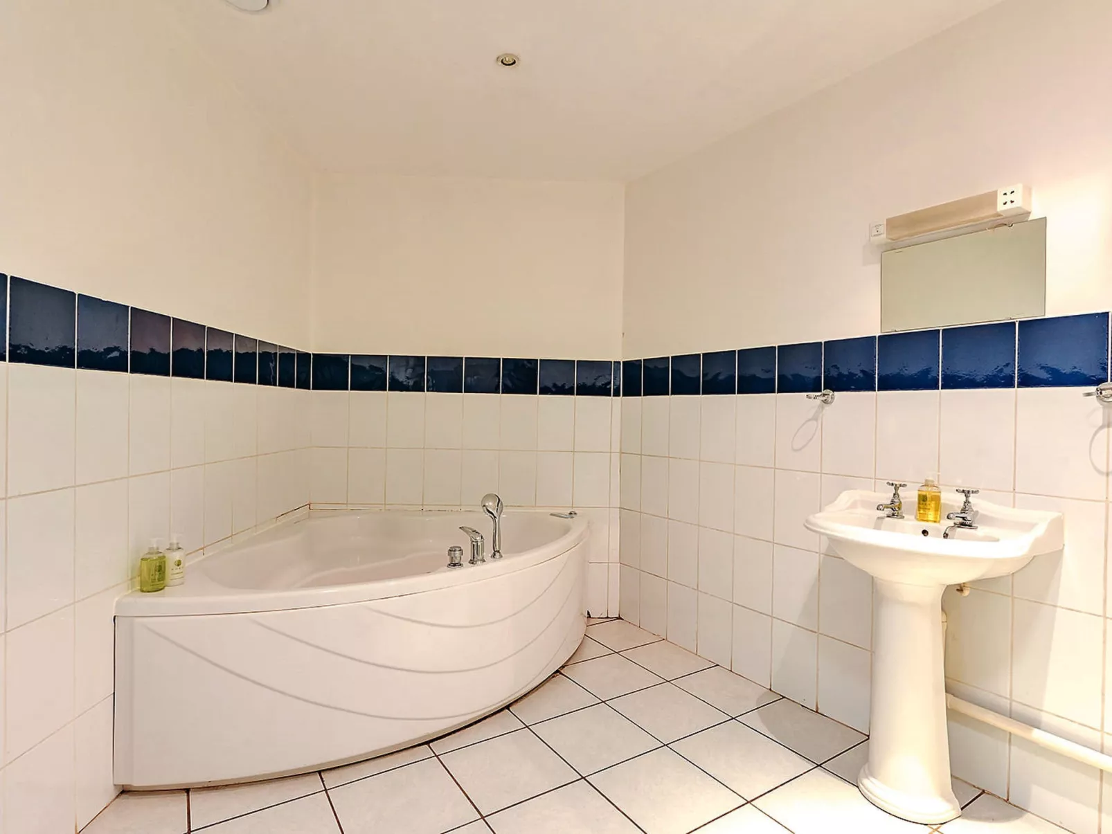 Netley Hall - Honeysuckle-Dedans