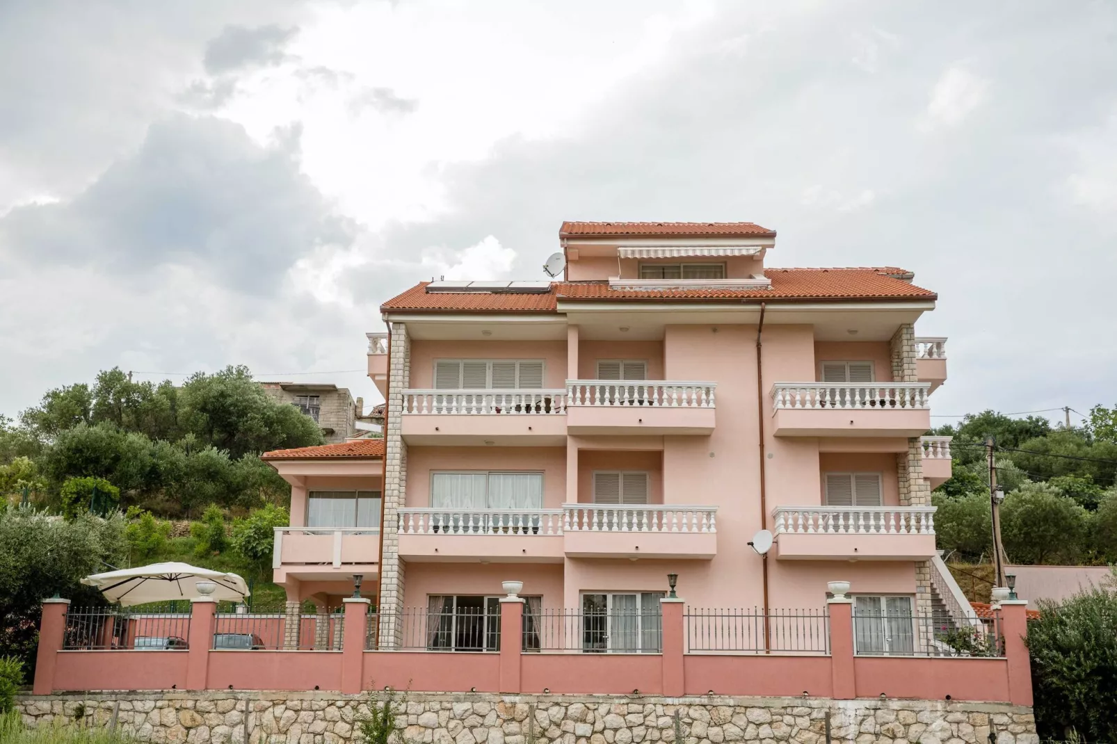 Guest House Villa Anggela - Triple room with Balcony and Garden View (Br.5)-Outdoor