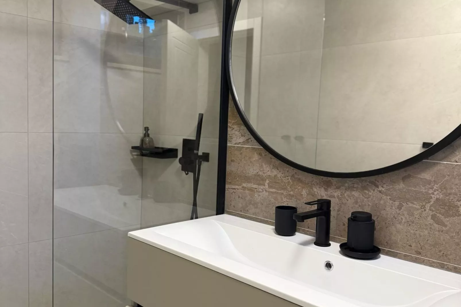 Leonarda Waterfront Residences-Studio Apartment (The Marina studio) -S6-Bathroom