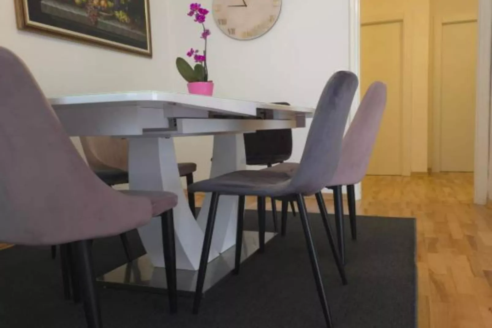 Peaceful Apartments With Style - Classsic Two Bedroom Apartment-Outdoor