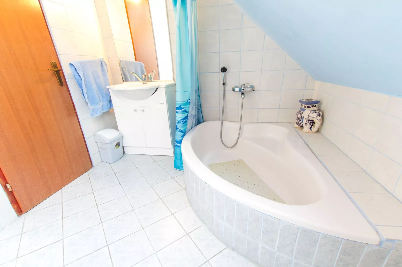 Rustic Charm Cottage Country House with Sauna - Five Bedroom  Holiday Home with Sauna-Bathroom