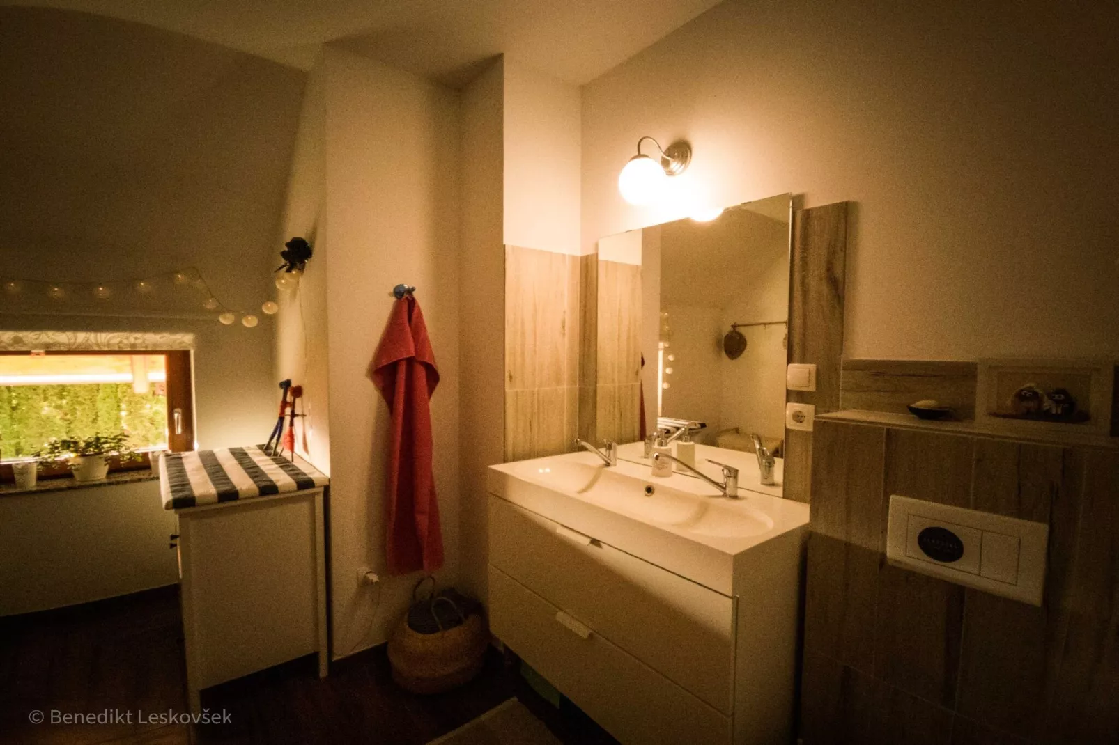 Rustic Refuge Glamping with Hot-Tub and Sauna - Two Bedroom Apartment with Terrace-Bathroom