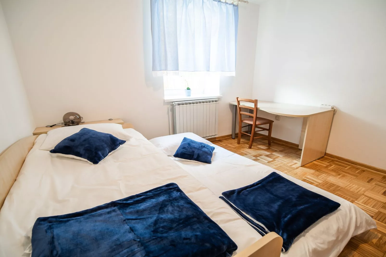 Mountain View Haven Apartments - Two Bedroom Apartment with Balcony-Schlafzimmer