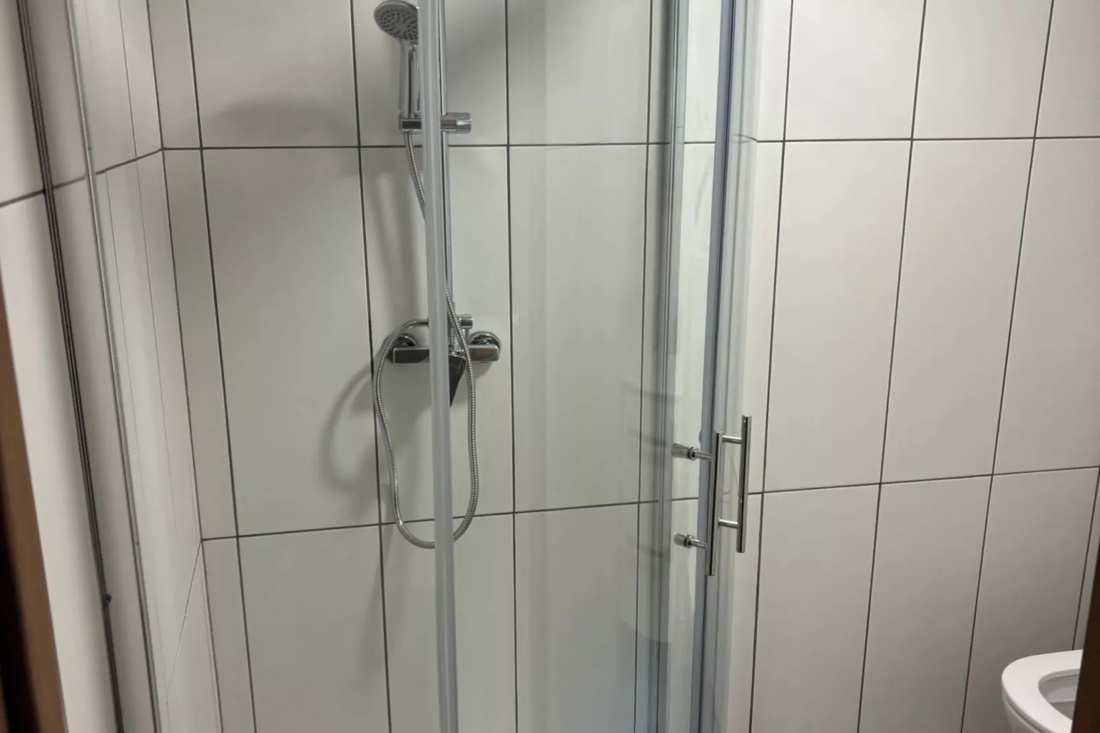 Meadow Tranquil Apartments with Evergreen Garden - Studio Apartment-Bathroom