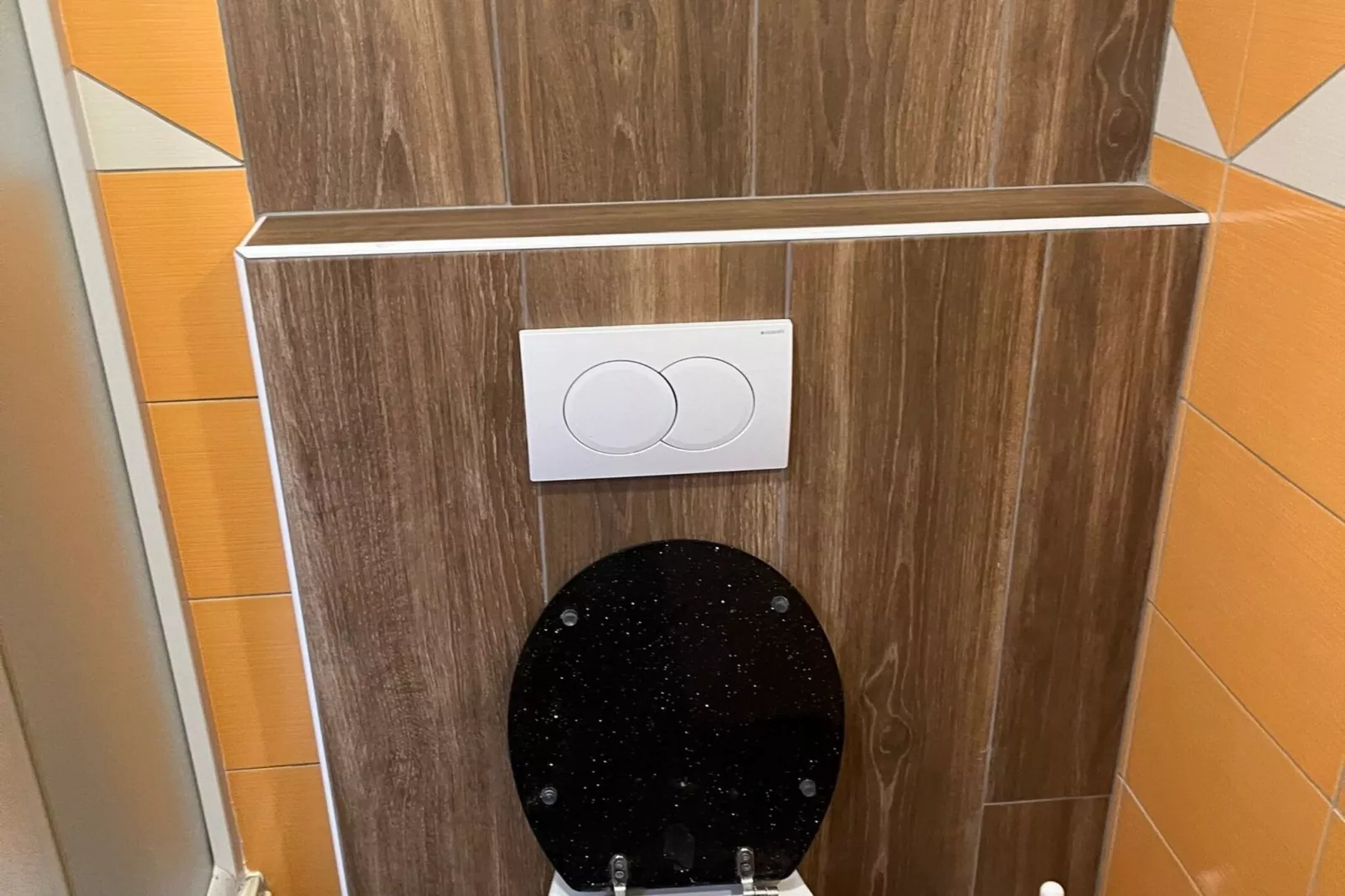 Meadow Tranquil Apartments with Evergreen Garden - Two Bedroom Apartment-Bathroom