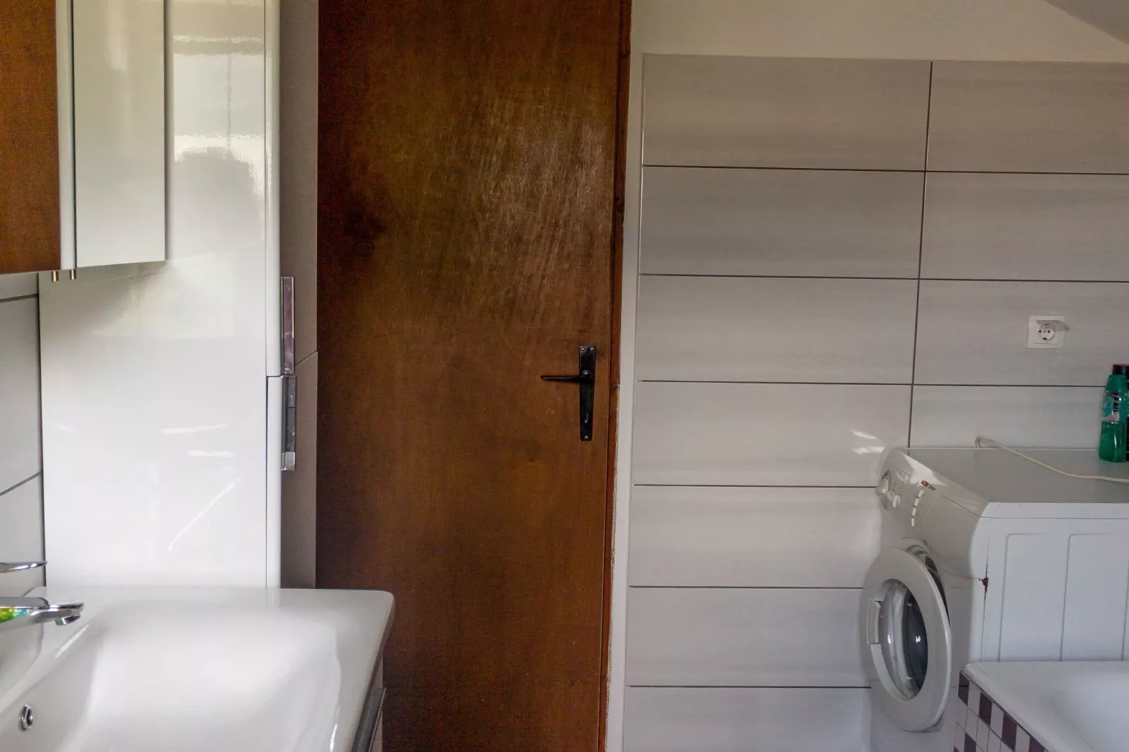 Cozy Holiday Home with Garden, BBQ, and Outdoor Dining Area in Rečica ob Savinji - Two Bedroom Apartment-Badezimmer