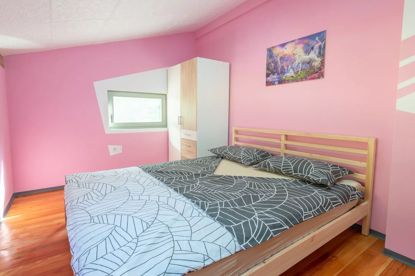 Family-Friendly Serene Retreat Holiday Home - Four Bedroom Holiday Home  with Terrace-Chambre